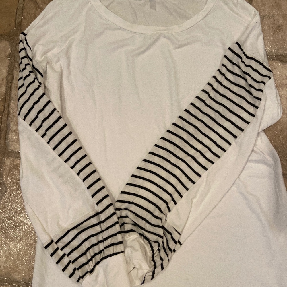 Boutique magic fit shirt size S/M